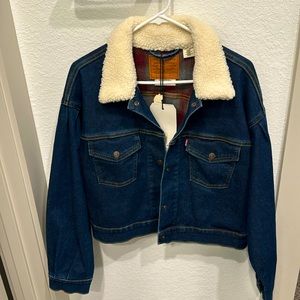 *BRAND NEW* Levi’s cropped Jean jacket, insulated